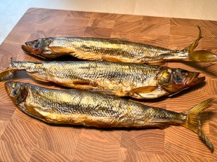 Сом (бабочка) холодного копчения: Корюшка х/к (крупная)